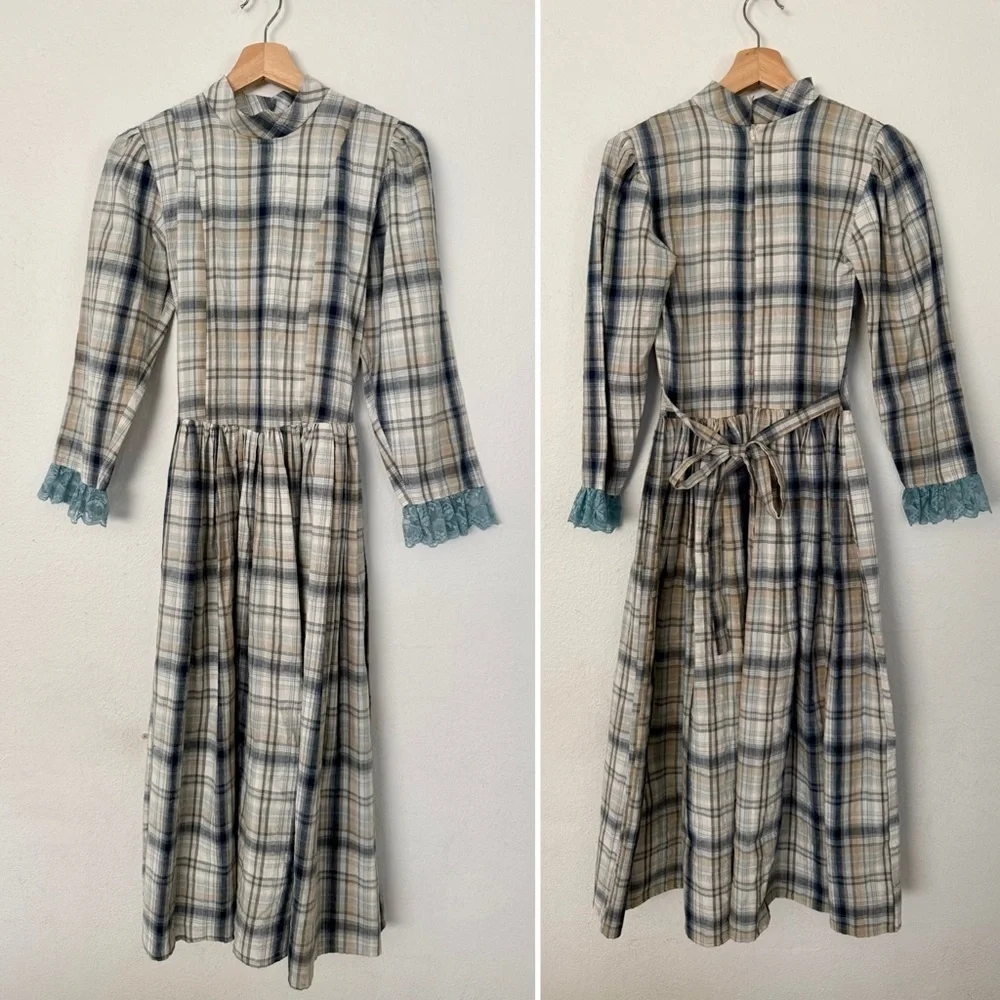 Cottagecore Plaid Long-Sleeve Midi Dress with Lace Cuffs - Blue Cream